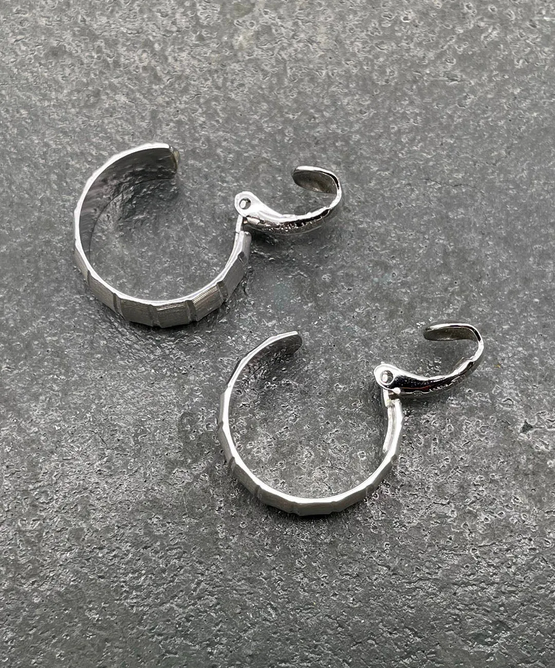 【USA輸入】 ヴィンテージ TRIFARI テクスチャー フープ イヤリング/Vintage TRIFARI Textured Hoop Clip On Earrings