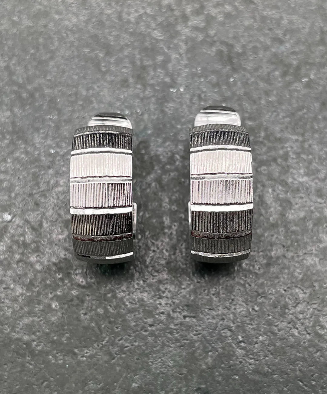 【USA輸入】 ヴィンテージ TRIFARI テクスチャー フープ イヤリング/Vintage TRIFARI Textured Hoop Clip On Earrings