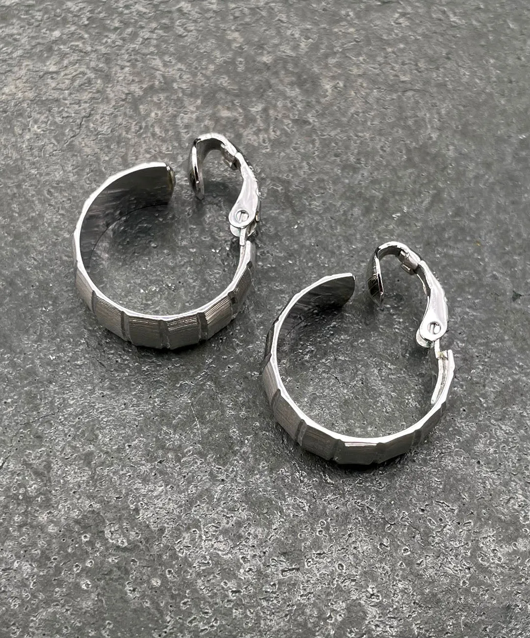 【USA輸入】 ヴィンテージ TRIFARI テクスチャー フープ イヤリング/Vintage TRIFARI Textured Hoop Clip On Earrings