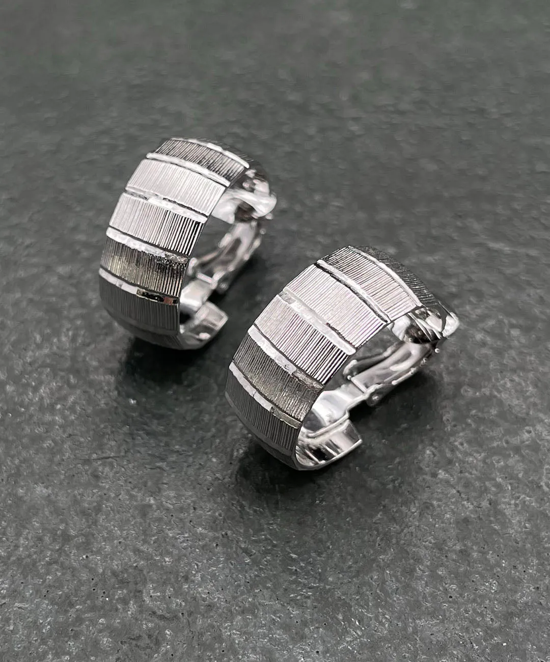 【USA輸入】 ヴィンテージ TRIFARI テクスチャー フープ イヤリング/Vintage TRIFARI Textured Hoop Clip On Earrings