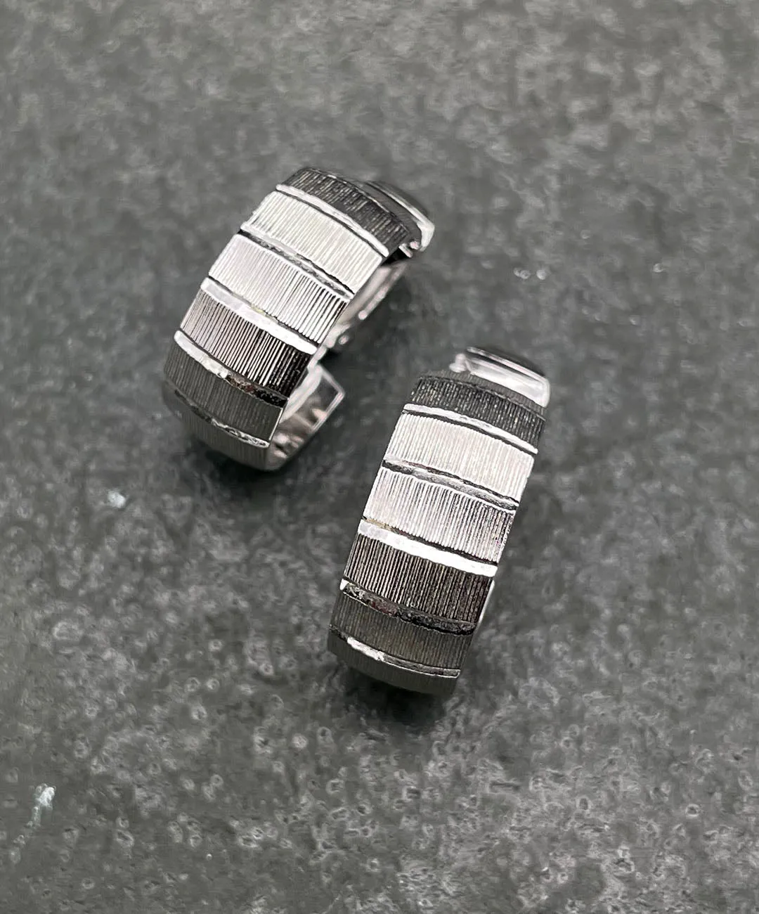 【USA輸入】 ヴィンテージ TRIFARI テクスチャー フープ イヤリング/Vintage TRIFARI Textured Hoop Clip On Earrings